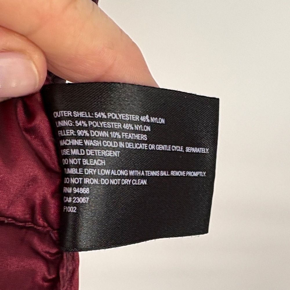 🦧 Bernardo down fill Plum satin Quilted Vest - Picture 2 of 3